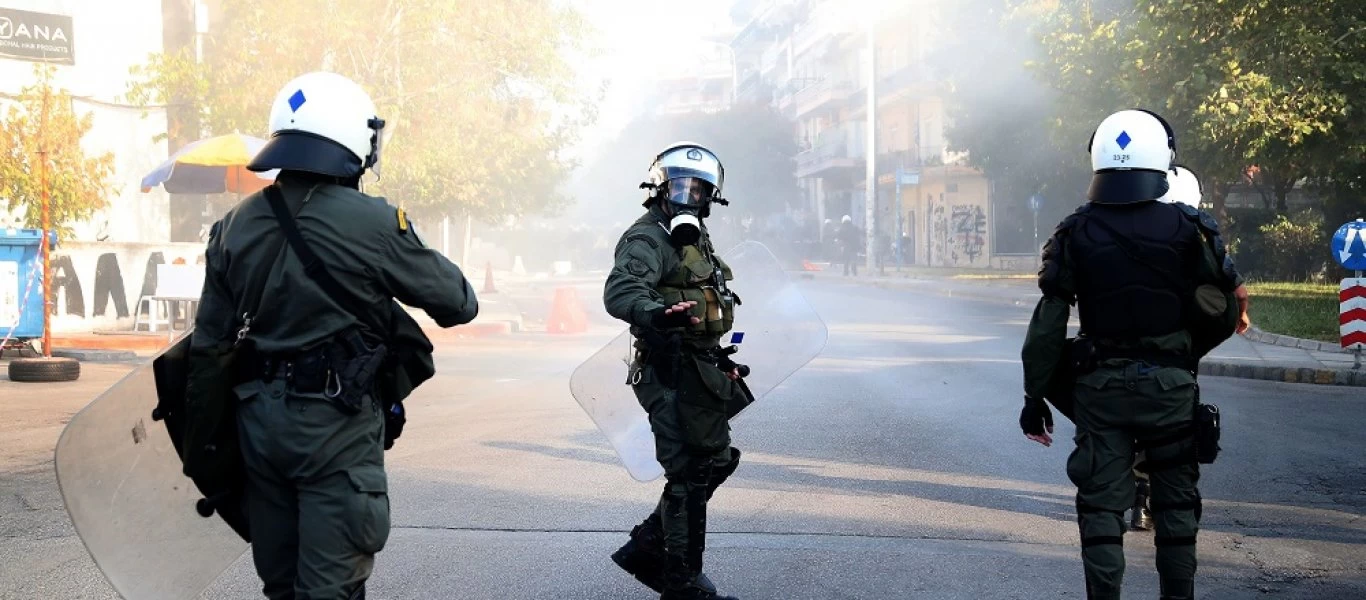 Επεισόδια ακροαριστερών στο κέντρο της Αθήνας εναντίον του Μ.Πομπέο - Έκαψαν σημαία των ΗΠΑ στη Θεσ/κη (βίντεο-φώτο)